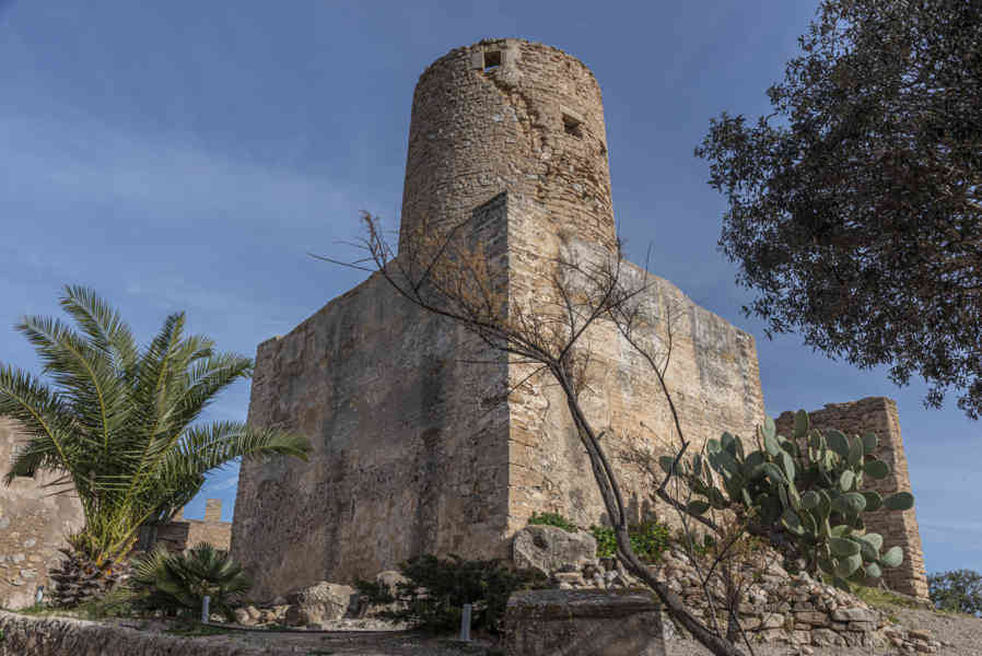 Mallorca - Capdepera 08 - castillo de Capdepera - torre de Miquel Nunis.jpg